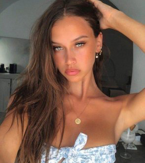 Виктория, 19